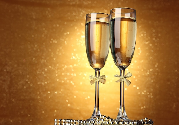 Фото Два бокала шампанского на ярком фоне с огнями