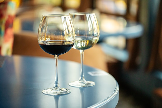 Два бокала красного и белого вина в ресторане