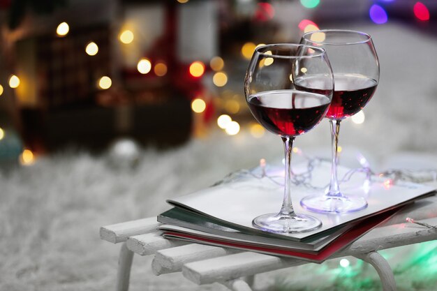 Due bicchieri di vino rosso sulla superficie della decorazione natalizia