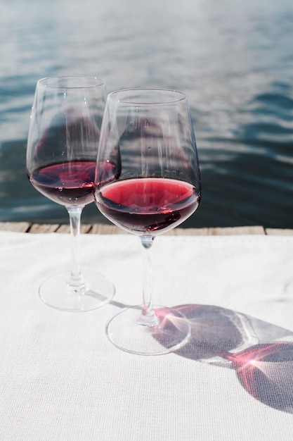 два стакана красного вина.