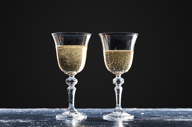 Photo two glasses of sparkling wine