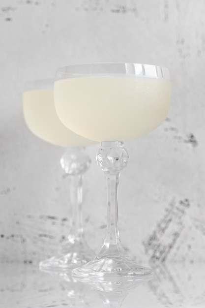 Два бокала коктейля Белая леди