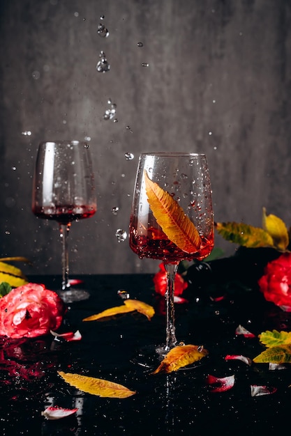 雨の中のワイン 2 杯、秋のデート