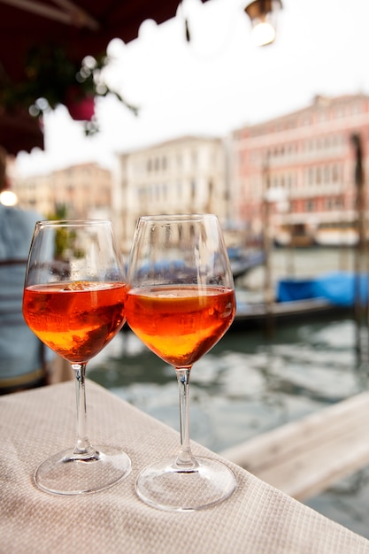 Due bicchieri con aperol spritz a venezia, italia