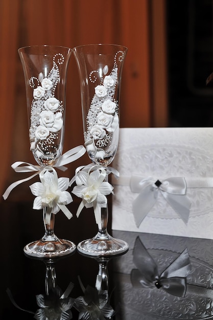 Два бокала с шампанским стоят на столе
