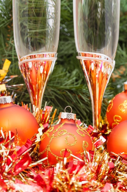 金のクリスマスの装飾とツリー 1 の 2 つのグラス