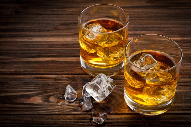 Photo two glasses with ice and whiskey