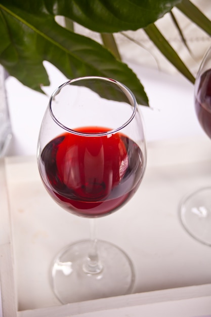 Photo two glasses with red grape wine. romantic dinner concept.