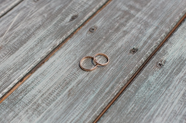 Due anelli di nozze d'oro su un tavolo di legno vicino. concetto di matrimonio. giorno del matrimonio.