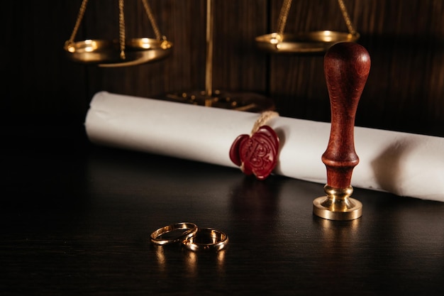 Foto due fedi nuziali dorate e documento di decreto di divorzio divorzio e concetto di separazione