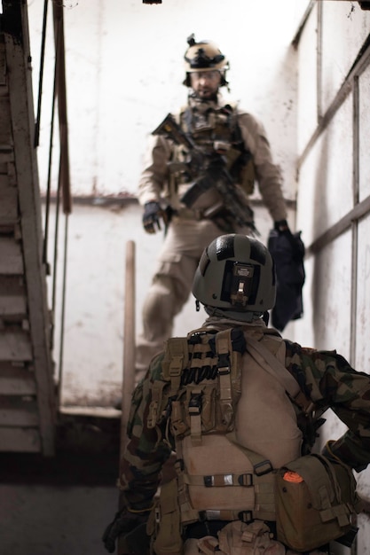 アメリカの軍服を着た2人の男が階段に立っているエアガンスポーツゲーム軍隊シム