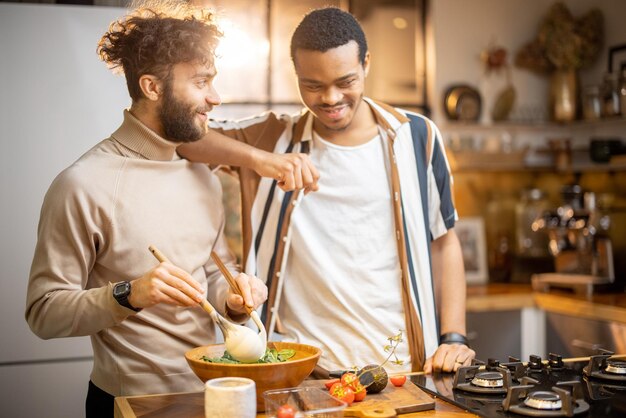 写真 家で一緒に健康的な料理をする2人の男