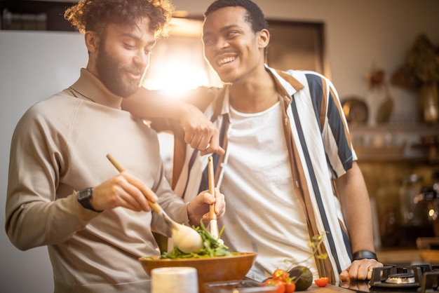 家で一緒に健康的な料理をする2人の男