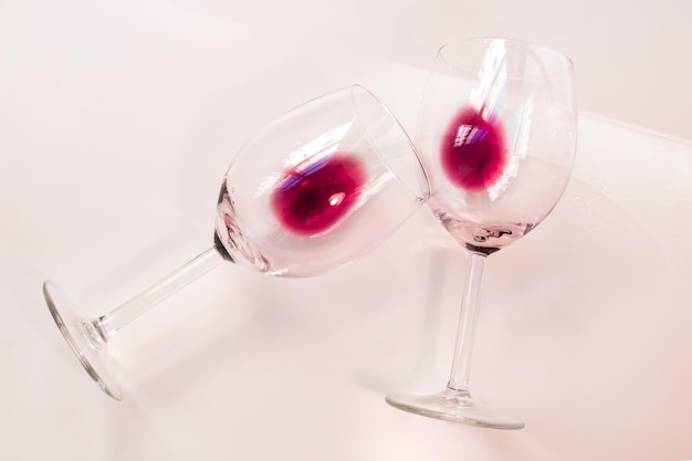 사진 색 배경 에 있는 은 와인 의 두 개의 반 빈 컵
