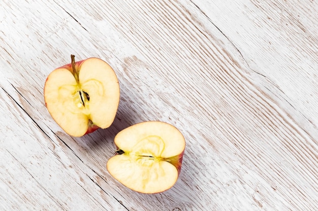 탁자 위에 있는 사과 반쪽 두 개는 사과를 반으로 자른다. 사진