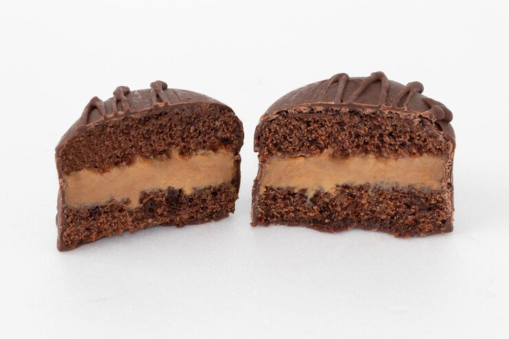 Две половинки медового печенья с dulce de leche