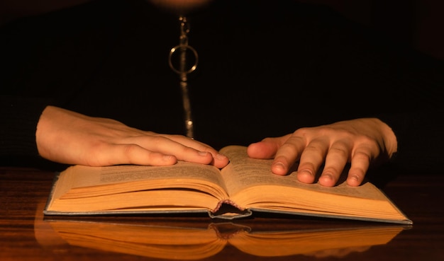 Две руки на книге на столе