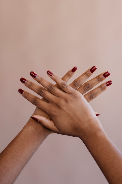 Photo two hands crossing on a beige background