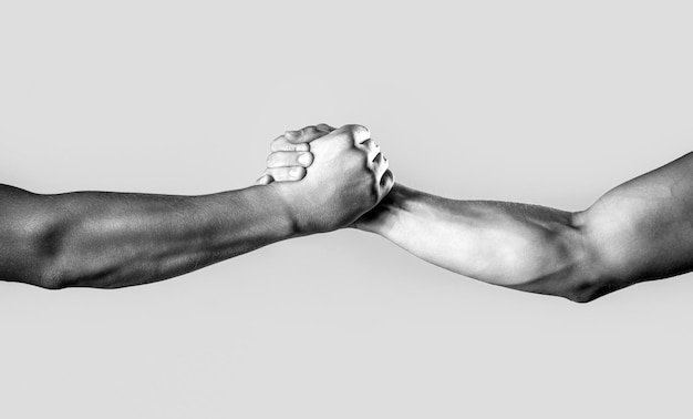 Фото Две руки помогают руку друга совместная работа дружеское рукопожатие друзья приветствие совместная работа дружба