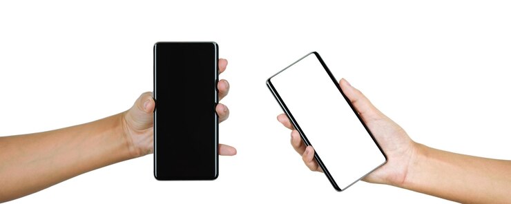 白い背景の上の携帯電話を保持している両手