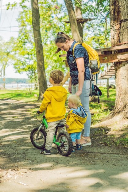 秋の公園で黄色のスウェットシャツを着た2人の幸せな兄弟