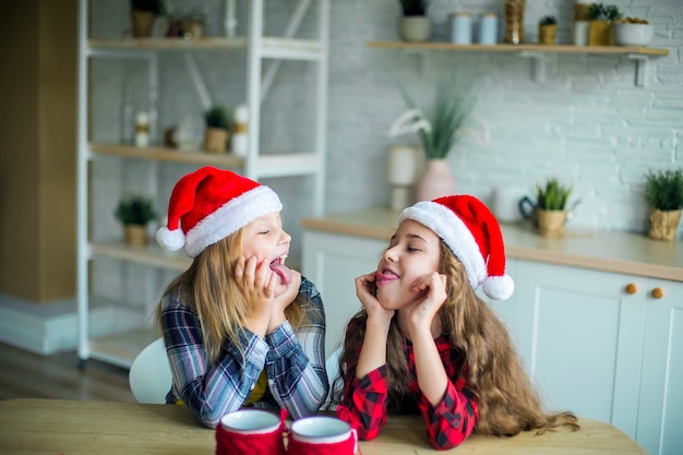 Due ragazze caucasiche felici in cucina