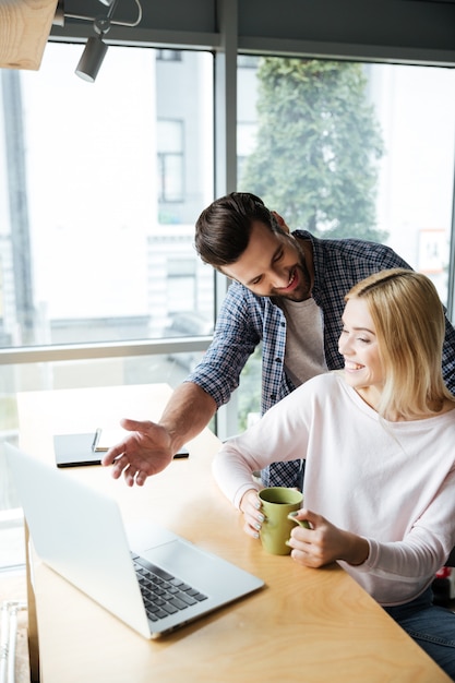 사무실 coworking 두 행복 동료입니다.