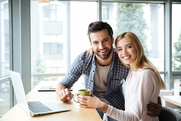 사무실 coworking 두 행복 동료입니다.