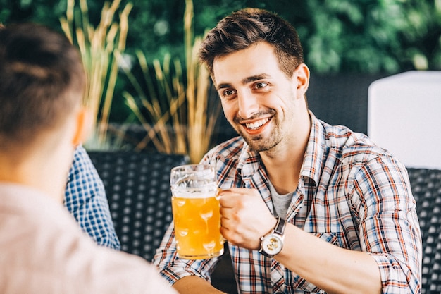 ビールを飲み、人生について話している2人の幸せな友人