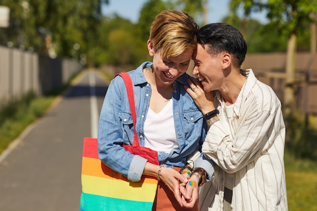 Photo two happy women laughing and enjoying each other while walking outdoors