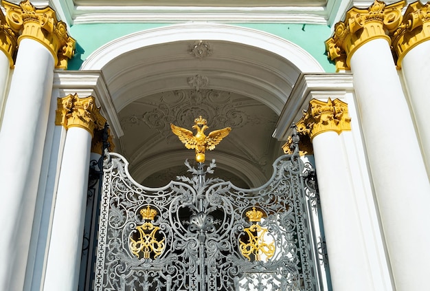Photo two headed eagle as decoration of a gate in winter palace, or house of hermitage museum in saint petersburg, russia
