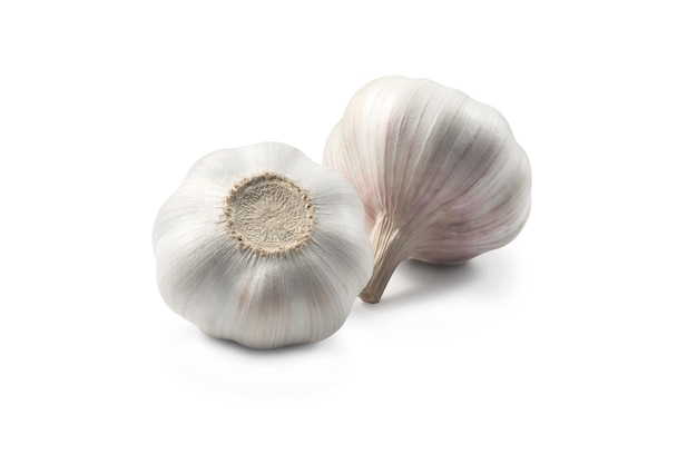 Photo two heads of garlic laying on white background