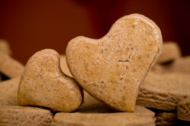 Due biscotti a forma di cuore