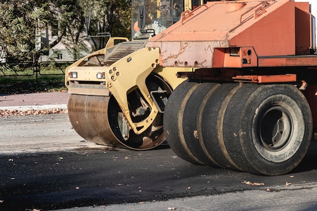 アスファルトコンクリート工事と道路補修用の2つの頑丈な振動ロードローラー。アスファルト舗装を修理する際の重機。