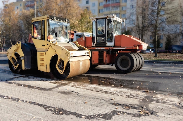 アスファルトコンクリート工事と道路補修用の2つの頑丈な振動ロードローラー。アスファルト舗装を修理する際の重機。