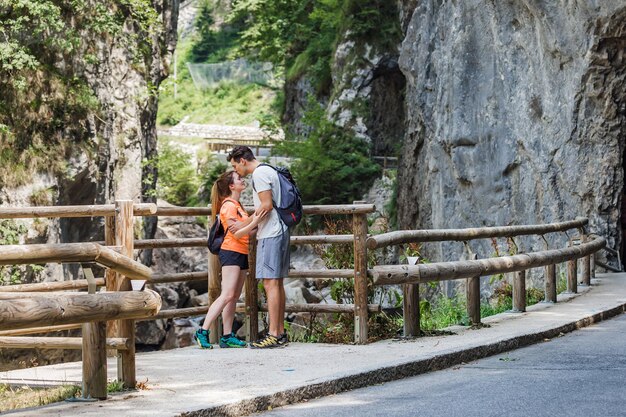 Photo two hikers a couple in love in nature