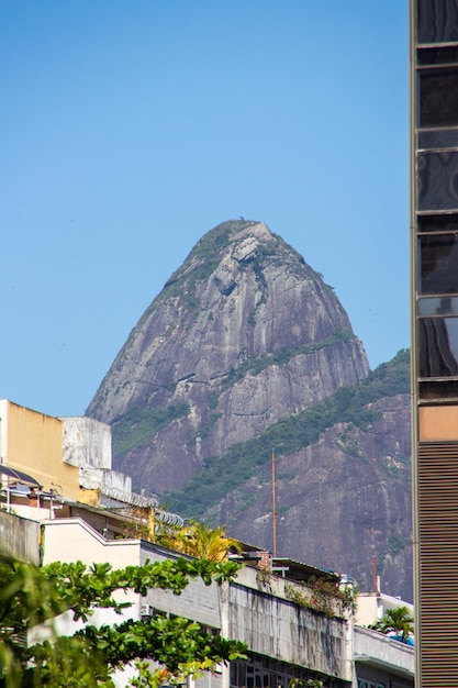 Two Hill Brother gezien vanuit de wijk Ipanema in Rio de Janeiro