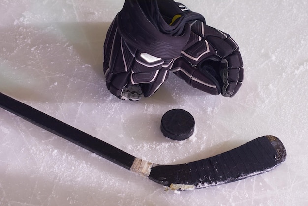 две хоккейные клюшки и шайба на льду, начало игры, концепция конкуренции в бизнесе, вид сверху
