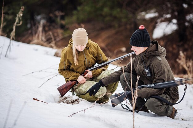 Два охотника выслеживают добычу и готовы к охоте