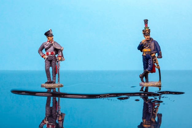 나폴레옹 전쟁에서 나온 두 명의 hussar가 물웅덩이 앞에 서 있습니다.