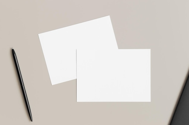 A6 A5 ワークスペースのコンセプトに似た 2 枚の招待状の白いカードのモックアップ 5x7 の比率
