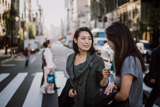 Due donne giapponesi in giro a tokyo durante il giorno. fare shopping e divertirsi