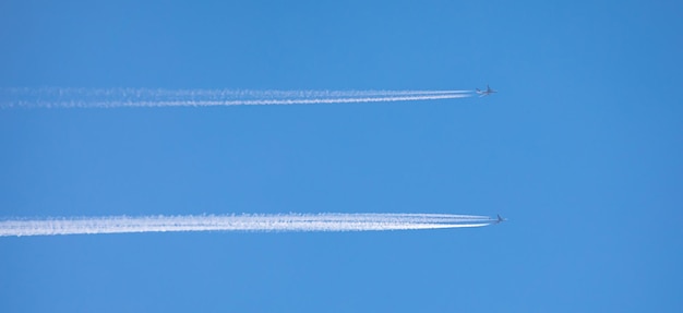 空にある2機のジェット機 空にある複線