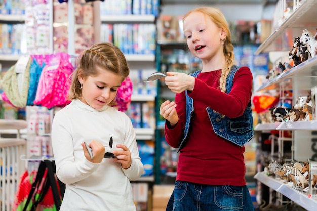 Due bambini che comprano i giocattoli nel negozio di giocattoli