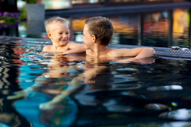 Foto due bambini si godono la giornata in piscina