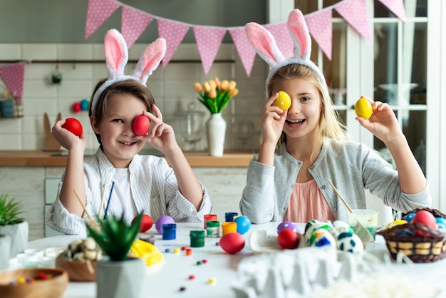 Due bambini divertirsi giocando con gli occhi chiusi con un uovo di pasqua.