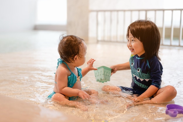 写真 スイミングプールの2人の子供子供は屋内で泳ぐホテルでの休暇中の子供