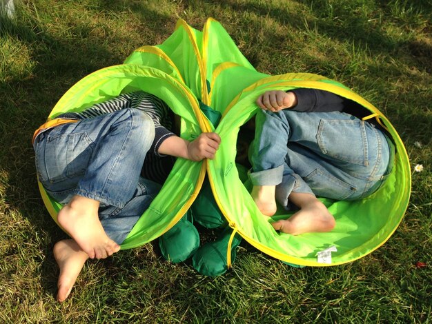 Foto due bambini che giocano nel prato.