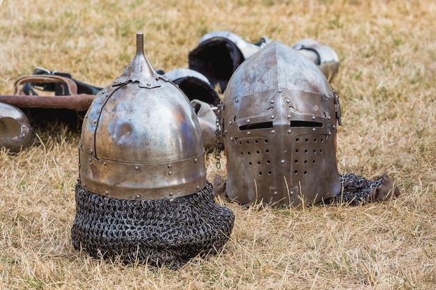 戦いの間の休憩中に草の上に2つの騎士のヘルメット_