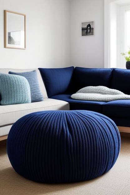 사진 어두운 파란색 모이 소파 근처에 두 개의 뜨개질 된 푸프 스칸디나비아 가정 인테리어 디자인 현대 거실